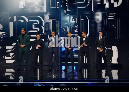 Paris, Frankreich. 27. Februar 2023. Niederländischer Fußballspieler Virgil van Dijk vom FC Liverpool, argentinischer Fußballspieler Lionel Messi von Paris Saint-Germain, französischer Fußballspieler Kylian Mbappe von Paris Saint-Germain, Marokkanischer Fußballspieler Achraf Hakimi von Paris Saint-Germain und brasilianischer Fußballspieler Casemiro von Manchester United FC und portugiesischer Fußballspieler Joao Cancelo von Bayern München (von L bis R) erhalten den FIFA Men's World 11 Award bei der Zeremonie der Best FIFA Football Awards 2022 in Paris, Frankreich, 27. Februar, 2023. Kredit: Glenn Gervot/Xinhua/Alamy Live News Stockfoto