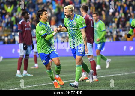 26. Februar 2023: Seattle Sounders Forward Jordan Morris feiert mit Fredy Montero (12) während des MLS-Fußballspiels zwischen den Colorado Rapids und dem Seattle Sounders FC auf dem Lumen Field in Seattle, WA. Seattle besiegte Colorado 4-0. Korrigiert eine frühere Version dieses Fotos mit einer falschen Überschrift. Steve Faber/CSM Stockfoto