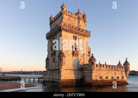 Der Torre de Belem, ein historischer Wachturm oder Verteidigungsturm, der auf einem Felsen am Ufer des Flusses Tejo gebaut wurde, Sonnenuntergang im Stadtteil Belem Stockfoto