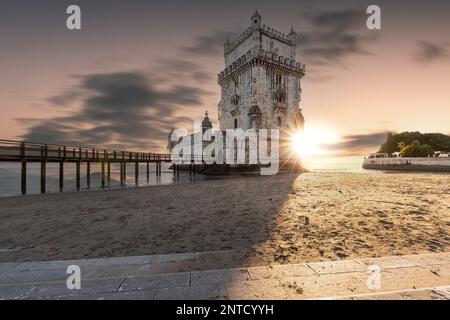 Der Torre de Belem, ein historischer Wachturm oder Verteidigungsturm, der auf einem Felsen am Ufer des Flusses Tejo gebaut wurde, Sonnenuntergang im Stadtteil Belem Stockfoto