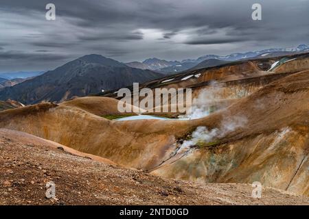 Dampfende heiße Quellen, farbenfrohe Rhyolitenberge, vulkanische Landschaft, Erosionslandschaft, Landmannalaugar, Naturschutzgebiet Fjallabak, Isländisch Stockfoto