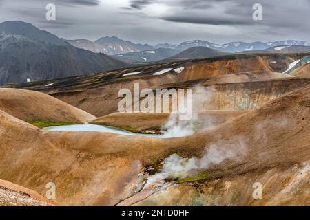 Dampfende heiße Quellen, farbenfrohe Rhyolitenberge, vulkanische Landschaft, Erosionslandschaft, Landmannalaugar, Naturschutzgebiet Fjallabak, Isländisch Stockfoto