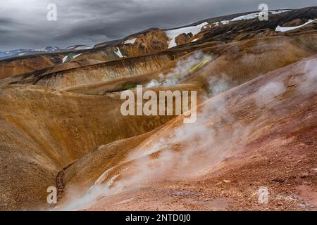 Dampfende heiße Quellen, farbenfrohe Rhyolitenberge, vulkanische Landschaft, Erosionslandschaft, Landmannalaugar, Naturschutzgebiet Fjallabak, Isländisch Stockfoto