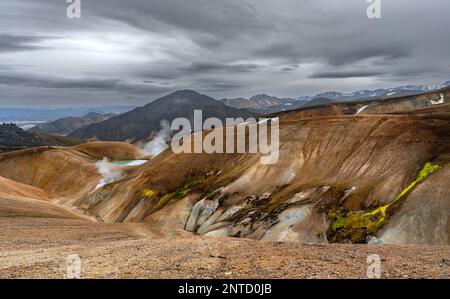 Dampfende heiße Quellen, farbenfrohe Rhyolitenberge, vulkanische Landschaft, Erosionslandschaft, Landmannalaugar, Naturschutzgebiet Fjallabak, Isländisch Stockfoto