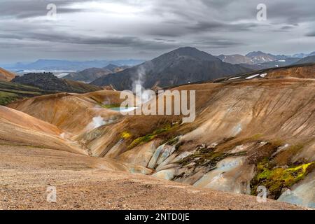 Dampfende heiße Quellen, farbenfrohe Rhyolitenberge, vulkanische Landschaft, Erosionslandschaft, Landmannalaugar, Naturschutzgebiet Fjallabak, Isländisch Stockfoto