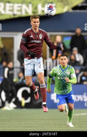 26. Februar 2023: Colorado Rapids Mittelfeldspieler Cole Bassett (23) mit einer Schlagzeile während des MLS-Fußballspiels zwischen den Colorado Rapids und dem Seattle Sounders FC im Lumen Field in Seattle, WA. Seattle besiegte Colorado 4-0. Korrigiert eine frühere Version dieses Fotos mit einer falschen Überschrift. Steve Faber/CSM Stockfoto