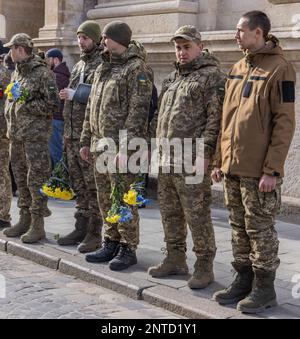 LEMBERG, UKRAINE – 23. Februar 2023: Ukrainische Soldaten versammeln sich vor einer Militärbeerdigung in Lemberg. Stockfoto