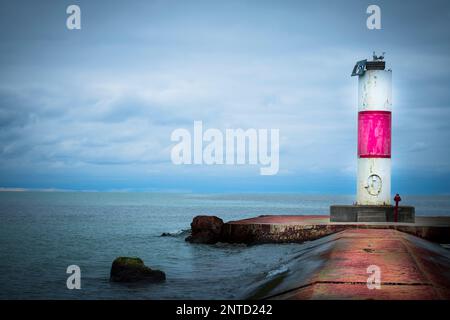 Die Kanalmarkierung South Break Wall – gemeinhin bekannt als South Break Wall Lighthouse – und Lake Michigan in Ludington, Michigan, USA. Stockfoto