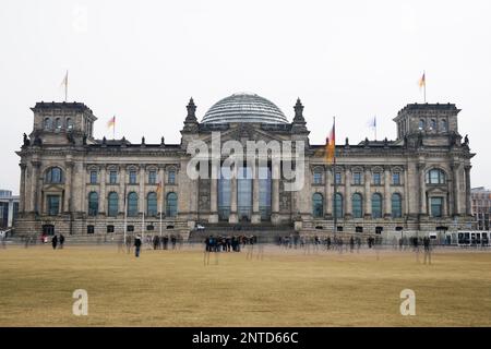 Deutsches parlamentsgebäude in Berlin Deutschland, deutscher Bundestag genannt, mehrfache Exposition mit winkenden Flaggen und Touristenmassen Stockfoto