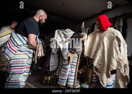 Navalosa, Spanien. 19. Februar 2023. Feierliche, die als Cucurrumachos verkleidet waren, vor der Karnevalsfeier in Navalosa. Im Dorf Navalosa gehen Männer und Frauen mit gestreiften Decken, traditionell in der Region, und mit Tierhaaren bedeckten Masken auf die Straßen. Ein Großteil der Verkleidung umfasst Knochen, Hörner und Schädel, in einem Ritual keltischen Ursprungs, das die Chronologie nicht mit Sicherheit kennt, wann es begann. Diese Figuren, halb Mensch, halb Biest, sind die Cucurrumachos von Navalosa. Kredit: SOPA Images Limited/Alamy Live News Stockfoto