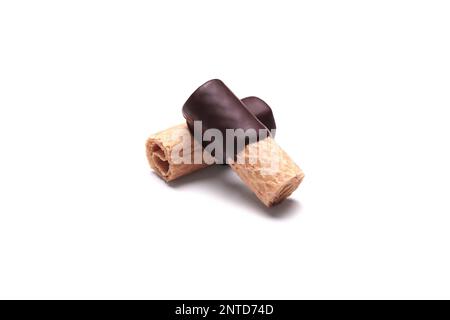 Waffelteiggebäck mit dunkler Schokoladenbeschichtung auf weißem Hintergrund mit Schatten, in Deutschland Waffelroellchen oder kleine Waffelbrötchen genannt Stockfoto