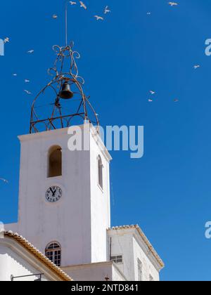 ALBUFEIRA, Algarve/Portugal - MÄRZ 10: Glockenturm Torre de Relogio in Albufeira Portugal am 10. März 2018 Stockfoto