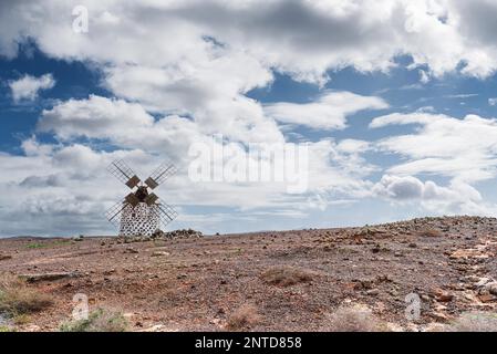 Alte Windmühle auf Fuerteventura, Kanarische Inseln, gegen blauen Himmel mit Wolken Stockfoto