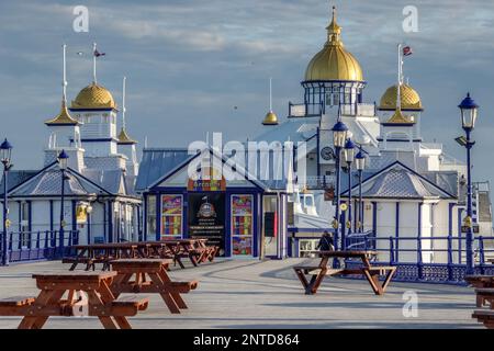 EASTBOURNE, East Sussex/UK - Januar 7: Ansicht von Eastbourne Pier in East Sussex am 7. Januar 2018. Nicht identifizierte Frau Stockfoto
