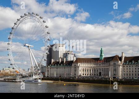 LONDON/GROSSBRITANNIEN - 21. März: Blick auf das London Eye und Gebäude entlang der South Bank in London am 21. März 2018. Nicht identifizierte Personen Stockfoto