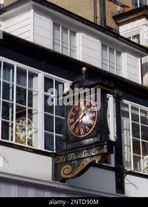 TUNBRIDGE WELLS, Kent/UK - Januar 5: Blick auf den berühmten Dachpfannen Clock in Royal Tunbridge Wells am 5. Januar 2018 Stockfoto