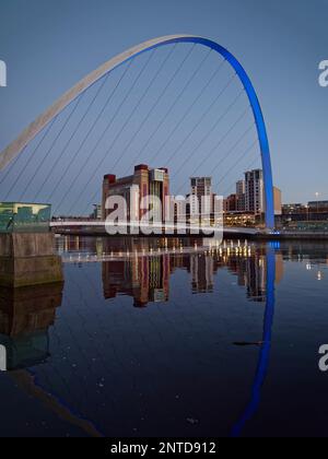 GATESHEAD, Tyne und Wear/UK - Januar 20: Blick auf die Millennium Bridge in der Dämmerung in Gateshead, Tyne und am 20. Januar 2018 Verschleiß Stockfoto
