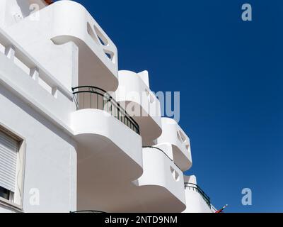 ALBUFEIRA, Algarve/Portugal - MÄRZ 10: Blick auf ein weißes Gebäude bei Albufeira in Portugal am 10. März 2018 Stockfoto