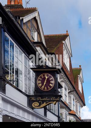 TUNBRIDGE WELLS, Kent/UK - Januar 5: Blick auf den berühmten Dachpfannen Clock in Royal Tunbridge Wells am 5. Januar 2018 Stockfoto