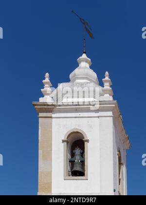 ALBUFEIRA, Algarve/Portugal - MÄRZ 10: Mutter Kirche von Albufeira Portugal am 10. März 2018 Stockfoto