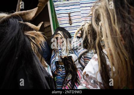 Navalosa, Spanien. 19. Februar 2023. Feierliche, gekleidete Cucurrumachos während der Karnevalsfeier in Navalosa. Im Dorf Navalosa gehen Männer und Frauen mit gestreiften Decken, traditionell in der Region, und mit Tierhaaren bedeckten Masken auf die Straßen. Ein Großteil der Verkleidung umfasst Knochen, Hörner und Schädel, in einem Ritual keltischen Ursprungs, das die Chronologie nicht mit Sicherheit kennt, wann es begann. Diese Figuren, halb Mensch, halb Biest, sind die Cucurrumachos von Navalosa. (Foto: Hugo Amaral/SOPA Images/Sipa USA) Guthaben: SIPA USA/Alamy Live News Stockfoto