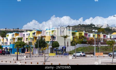 ALBUFEIRA, Algarve/Portugal - MÄRZ 10: Farbenfrohe Gebäude an der Marina in Albufeira Portugal am 10. März 2018. Nicht identifizierte Personen Stockfoto