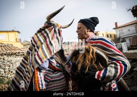 Navalosa, Spanien. 19. Februar 2023. Feierliche, gekleidete Cucurrumachos vor der Karnevalsfeier in Navalosa. Im Dorf Navalosa gehen Männer und Frauen mit gestreiften Decken, traditionell in der Region, und mit Tierhaaren bedeckten Masken auf die Straßen. Ein Großteil der Verkleidung umfasst Knochen, Hörner und Schädel, in einem Ritual keltischen Ursprungs, das die Chronologie nicht mit Sicherheit kennt, wann es begann. Diese Figuren, halb Mensch, halb Biest, sind die Cucurrumachos von Navalosa. (Credit Image: © Hugo Amaral/SOPA Images via ZUMA Press Wire) NUR ZUR REDAKTIONELLEN VERWENDUNG! Nicht für den kommerziellen GEBRAUCH! Stockfoto