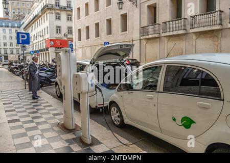 Elektroautos, Rua Comercio, Lissabon, Portugal Stockfoto