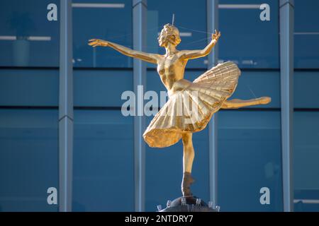 LONDON/GROSSBRITANNIEN - 21. März: Replik Statue von Anna Pavlova auf der Kuppel des Victoria Palace Theatre in London am 21. März 2018 Stockfoto