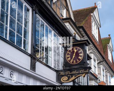 TUNBRIDGE WELLS, Kent/UK - Januar 5: Blick auf den berühmten Dachpfannen Clock in Royal Tunbridge Wells am 5. Januar 2018 Stockfoto