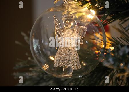 EAST GRINSTEAD, WEST SUSSEX/UK - Dezember 20: Christbaumschmuck in East Grinstead West Sussex am 20. Dezember 2017 Stockfoto