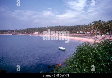 Kovalam, goldener Sandstrand, umgeben von Kokospalmen, sehr nahe zur Hauptstadt Thiruvananthapuram, Kerala, Indien, Asien Stockfoto