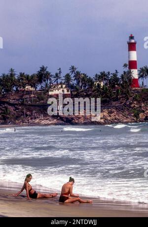 Kovalam, goldener Sandstrand, umgeben von Kokospalmen, sehr nahe zur Hauptstadt Thiruvananthapuram, Kerala, Indien, Asien Stockfoto