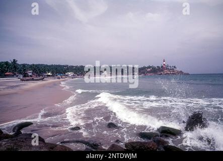 Kovalam, goldener Sandstrand, umgeben von Kokospalmen, sehr nahe zur Hauptstadt Thiruvananthapuram, Kerala, Indien, Asien Stockfoto