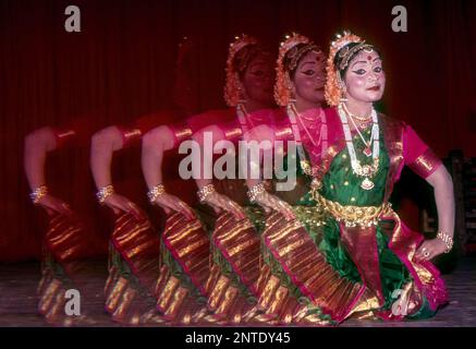 Kuchipudi, eine Frau, die in Kerala Kalamandalam in Tscheruthuruthy in der Nähe von Soranur, Kerala, Südindien, Indien, Asien bedeutende klassische Tänze Indiens aufführt Stockfoto