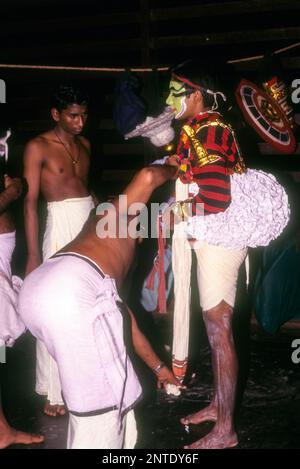 Koodiyattam Kodiyattom Schauspieler, der mit seinem Kostüm ausgestattet ist, das angeblich vor zwei Jahrtausenden entstanden ist. Kerala Kalamandalam ist da Stockfoto