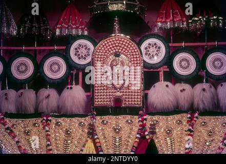 Chamayam, eine Ausstellung von Ornamenten des Pooram Festivals in Thrissur Trichur, Kerala, Südindien, Indien, Asien Stockfoto