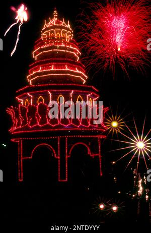 Neonlichter und Feuerwerk beim Pooram Festival in Thrissur Trichur, Kerala, Südindien, Indien, Asien Stockfoto