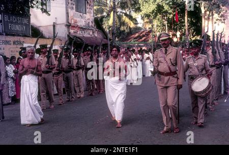 Valia Thampuran der Königsfamilie mit Schwert im Padmanabha Swamy Temple Arattu Festival, Thiruvananthapuram Trivandrum, Kerala, Südindien, Indien Stockfoto