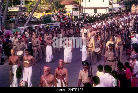 Valia Thampuran der Königsfamilie mit Schwert im Padmanabha Swamy Temple Arattu Festival, Thiruvananthapuram Trivandrum, Kerala, Südindien, Indien Stockfoto