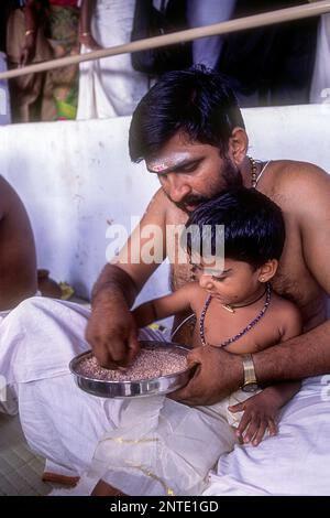 Ezhuthiniruthu-Zeremonie am Vijayadasami-Tag im Saraswathi-Tempel in Panachikadu in der Nähe von Kottayam, Kerala, Südindien, Indien, Asien Stockfoto