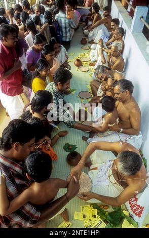 Ezhuthiniruthu-Zeremonie am Vijayadasami-Tag im Saraswathi-Tempel in Panachikadu in der Nähe von Kottayam, Kerala, Südindien, Indien, Asien Stockfoto