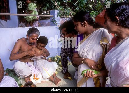 Ezhuthiniruthu-Zeremonie am Vijayadasami-Tag im Saraswathi-Tempel in Panachikadu in der Nähe von Kottayam, Kerala, Südindien, Indien, Asien Stockfoto