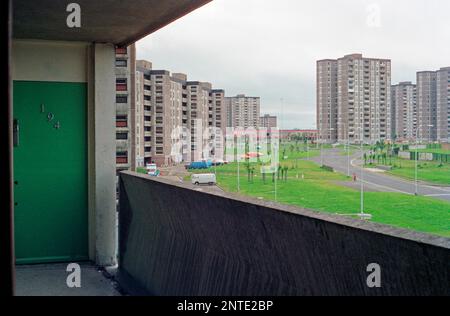 Shangan Road, Wohnhäuser, Turmblöcke, Autos, Ballymun, Dublin, Irland, August 1986 Stockfoto