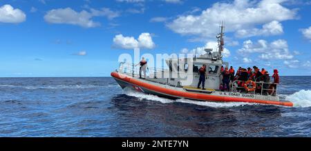 Die Crew einer Küstenwache Marathon 45-Fuß Response Boat-Medium Transport Migranten, nachdem sie ihr provisorisches Schiff etwa 20 Meilen vor der Küste von Marathon, Florida, angehalten haben, 21. Februar 2023. Die Migranten wurden in den Küstenwache Cutter Jacob Poroo verlegt. USA Foto der Küstenwache von Petty Officer 3. Klasse Ian Gray. Stockfoto