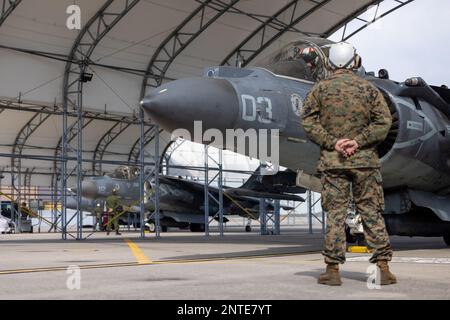 USA Marines mit Marine Attack Squadron (VMA) 223, bereiten Sie sich auf den Flug vor in Marine Corps Air Station Beaufort, South Carolina, 23. Februar 2023. USA Marines mit 2. Marine Aircraft Wing (MAW) führten verteilte Flugdienste außerhalb ihres Heimatdienstortes und ihres lokalen Gebiets durch, um die Anforderungen an Logistik, Nachhaltigkeit und Kommunikation für Kommandoelemente zu validieren. VMA-223 ist eine Untereinheit von 2. MAW, dem Luftkampfelement der II. Marine Expeditionary Force. (USA Marinekorps (Foto: CPL. Adam Henke) Stockfoto