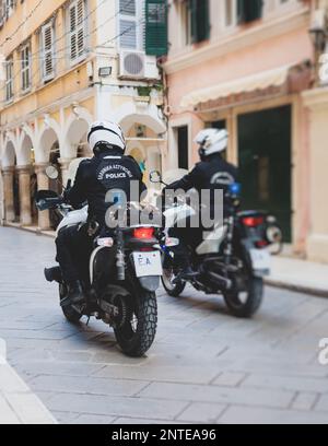 Griechische Polizeieinheit, die Fahrrad und Motorrad fährt und die öffentliche Ordnung in den Straßen von Kerkyra, Korfu, Griechenland, aufrechterhält, eine Gruppe von Polizisten Stockfoto