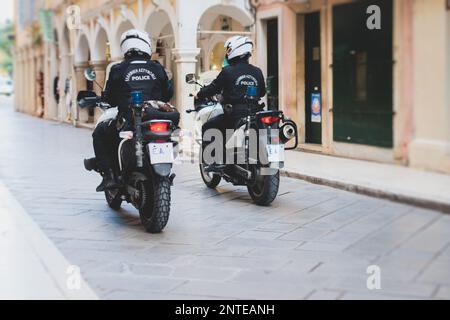 Griechische Polizeieinheit, die Fahrrad und Motorrad fährt und die öffentliche Ordnung in den Straßen von Kerkyra, Korfu, Griechenland, aufrechterhält, eine Gruppe von Polizisten Stockfoto