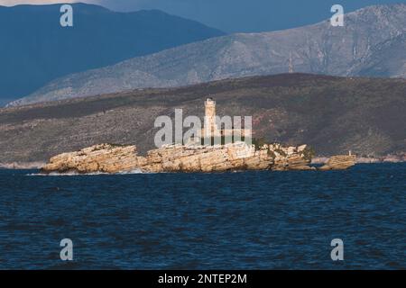 Blick auf den Leuchtturm von Peristeres Kaparelli auf einer Insel im Ionischen Meer, Griechenland, vom Dorf Kassiopi, der Insel Korfu, mit Albanien la Stockfoto