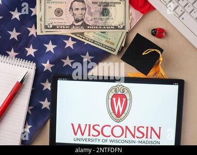 Deutschland. 27. Februar 2023. In dieser Fotoabbildung ist das Logo der University of Wisconsin-Madison auf einem Tablet zu sehen. Kredit: SOPA Images Limited/Alamy Live News Stockfoto